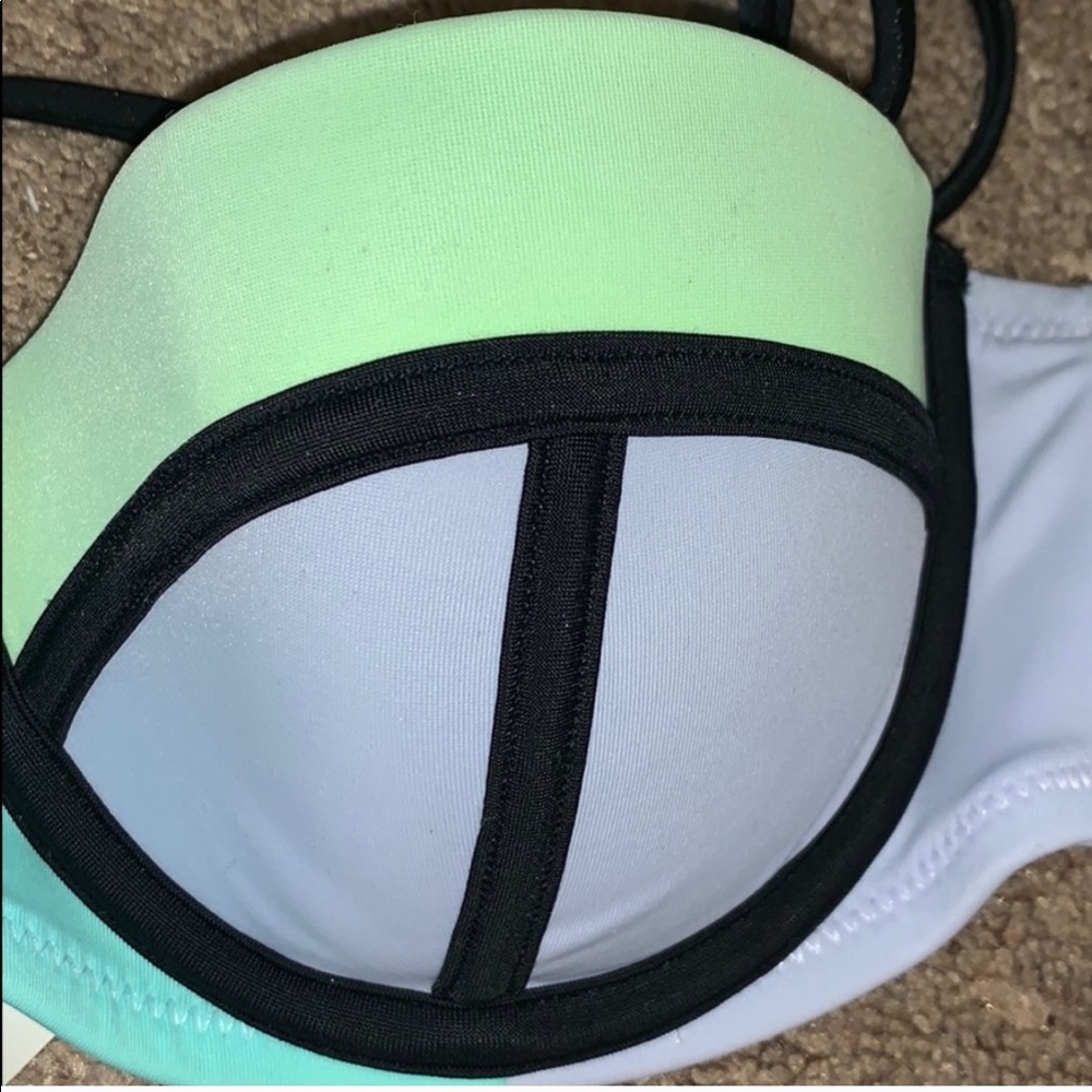 VS Triangl-Styled Bikini Top - Picture 8 of 8